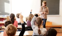 Elever arbeider i klasserom. (Foto: Heidi M. Skjebstad)